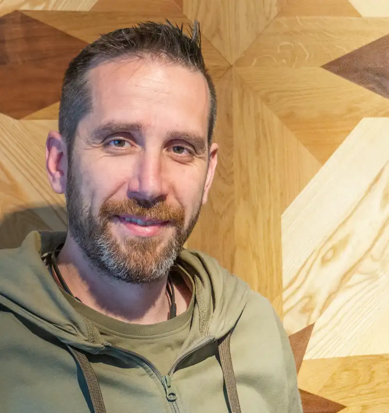 parkettleger-meister-andreas-wiegel-801 Parkettleger Meister Andreas Wiegel vor seinem Meisterstück